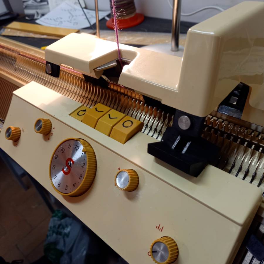 Singer 2100 knitting machine