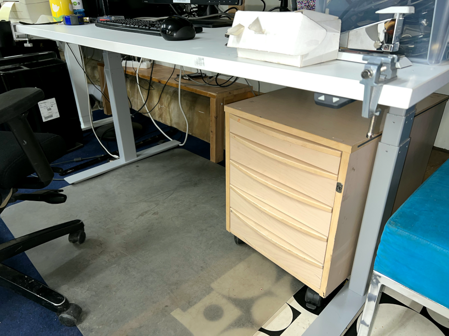white_table_02_linak.png